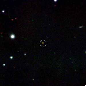 Sinar inframerah yang meredup dari GRB 090423 muncul di pusat gambar (warna bukan warna objek sebenarnya) dengan menggunakan Gemini North Telescope di Hawaii. Pancaran tersebut merupakan pancaran terjauh ledakan kosmis namun tetap dapat dilihat dari bumi.