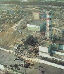 Chernobly setelah ledakan, menunjukan kerusakan yang sangat massive di reactor utama (tengah) dan Turbin (kiri bawah).